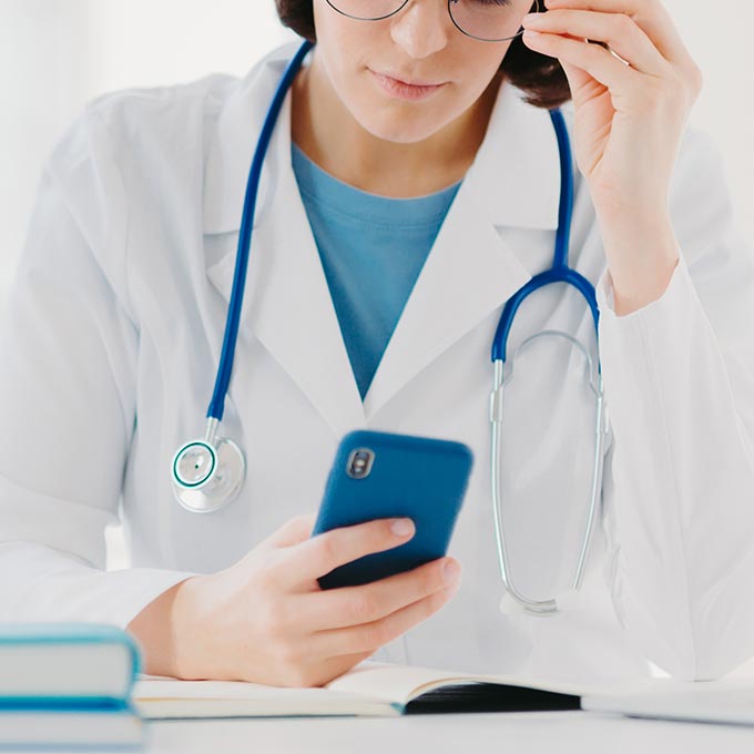 photo d'un professionnel de santé avec son smartphone